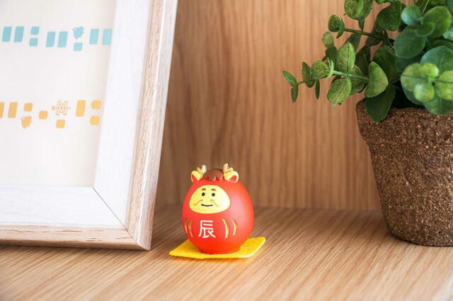 【干支だるま　コンコンブル】2種  カラー：たつ紅・たつ白  本体1体、フェルトお座布団付き  各748円（税込）