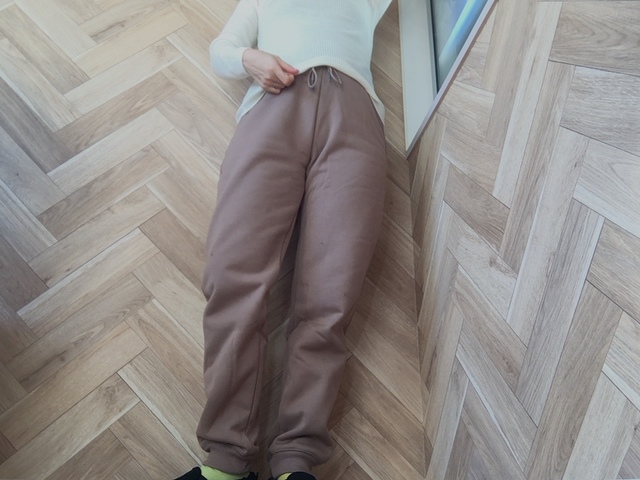 【ユニクロ ヒートテックボアスウェットパンツ】きれい目の細身のニットと合わせたハズしコーデにも