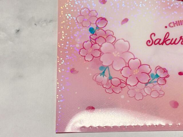 周囲にはフレームのように桜が散りばめられています！