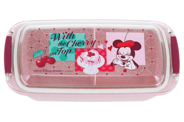 ランチボックス 2,000円｜東京ディズニーリゾート ミニー＆さくらんぼグッズ｜販売店舗：東京ディズニーランド「グランドエンポーリアム」、東京ディズニーシー「エンポーリオ」｜発売日：2026年2月5日（木）