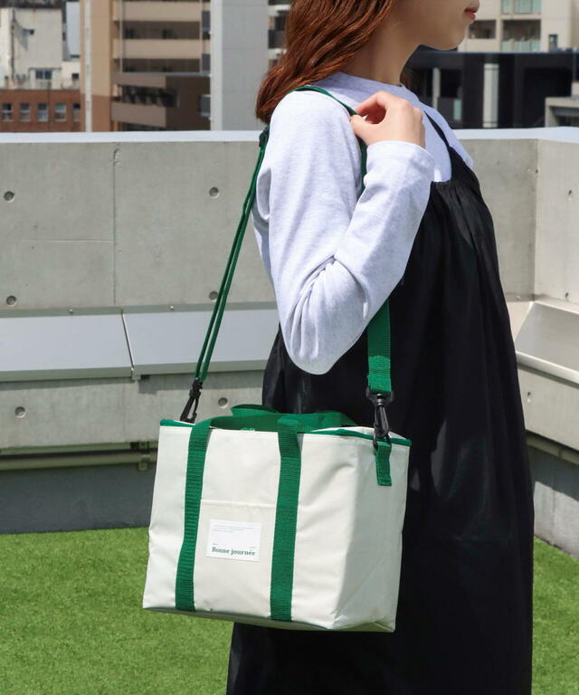 【3COINSの保冷バッグ売れ筋ランキング 2位】「保冷ソフトクーラーバッグM」880円（税込）