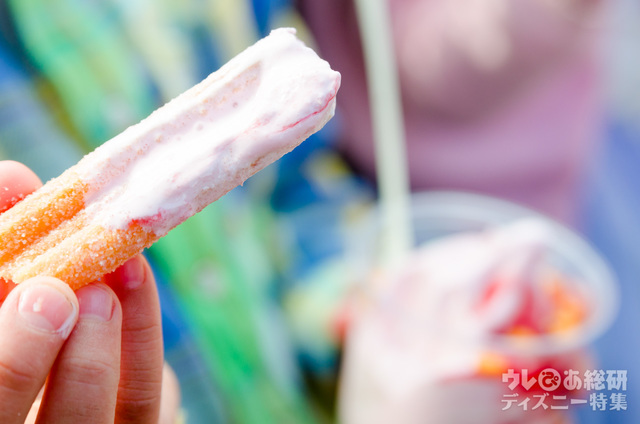 クリッターサンデー(ミッキーチュロス&ミックスソフトクリーム)¥500|ラケッティのラクーンサルーン|東京ディズニーランド2017年「ディズニー・イースター」