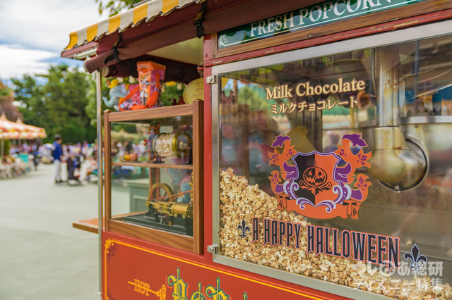 ポップコーンワゴンもハロウィーンデコレーションに