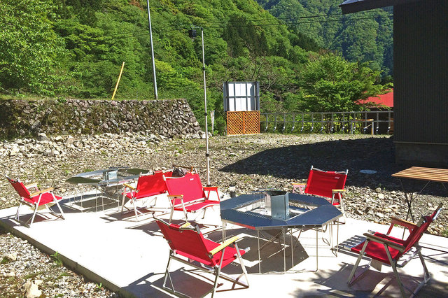 ゲストハウス宿泊の夕食は、ガーデン囲炉裏バーベキュー（または室内での豚しゃぶ鍋）