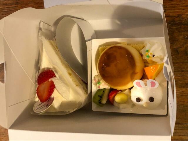 【シャトレーゼ】ケーキボックスのケーキってお皿に運ぶのもなんだか楽しいですよね。崩さないように慎重にお皿に移しましょう♪