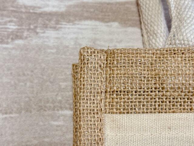 素材は、これからの季節に持ちたいジュート。ナチュラルな風合いがかわいい♪