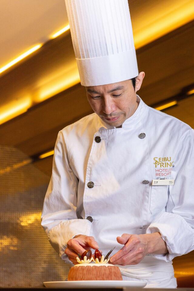「サンシャインシティプリンスホテル シェフパティシエ 斉藤 慶さん」【“苺の赤”と“チョコレートの黒”を融合させた五感で楽しむ「ストロベリー＆ショコラスイーツブッフェ」が、2026年1月5日よりスタート！】