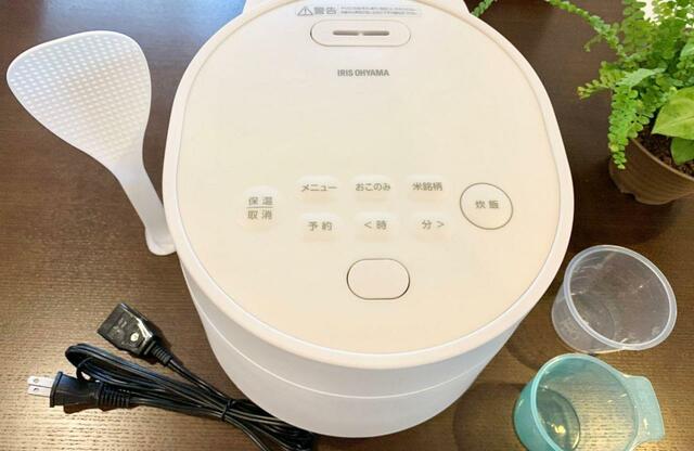 【アイリスオーヤマのジャー炊飯器3合】ホワイト、ブラック、ディープブルーの基本カラーに加えて、Web限定のライトモカとピーチピンクもあります