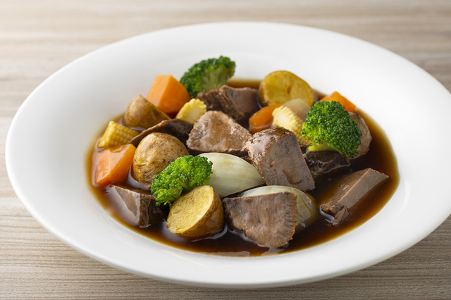 「牛タンと北海道産野菜の煮込み」＜期間：2025年12月20日～2026年2月28日＞【紅ズワイ蟹やお寿司、ラムステーキも！北海道の美食を味わう東京ドームホテル「北海道フェア2025 第2弾」開催！】