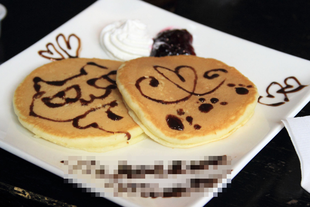 密着感&光沢感満載の「競泳水着カフェ」のコスプレ美女たち