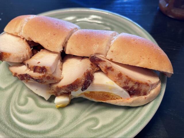 【セブン-イレブン たんぱく質が摂れるチキン＆エッグ】ローストチキンがはみ出しています