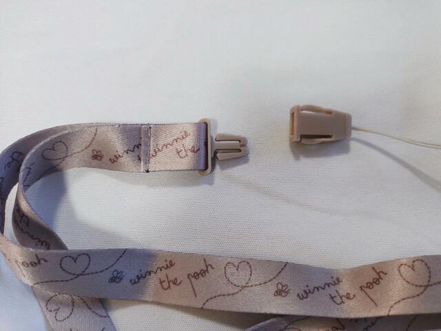 ストラップの「左右のストッパー」を同時に押しながら、先端のパーツを外して使いましょう