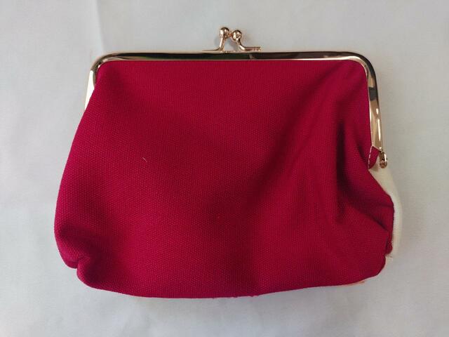 背面は深みのあるレッド