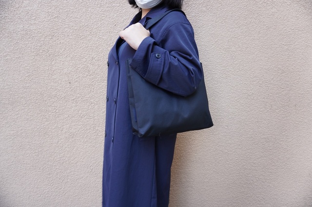 【『GLOW（グロー）4月号』付録「Aquascutum（アクアスキュータム）」トートバッグ】肩掛けしたところ