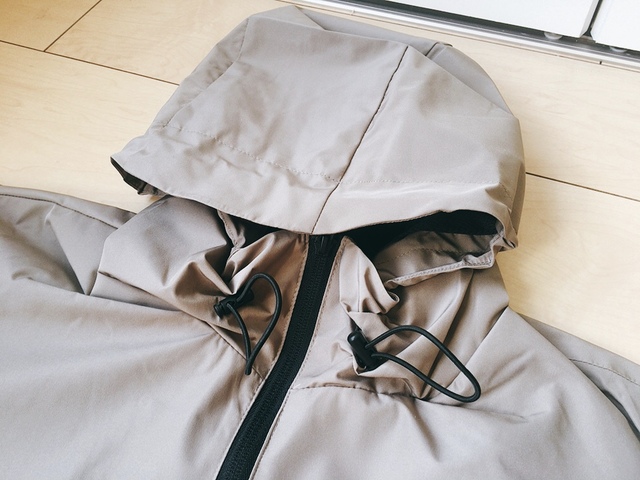 【GU（ジーユー） ウィンドプルーフシェルパーカOSB+EC】フードはヒモで調節できます