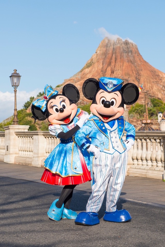 東京ディズニーシー15周年のスペシャルコスチュームに身を包んだミッキーとミニー