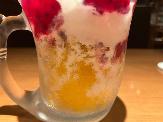 下部には軽い口当たりのマンゴー氷が。