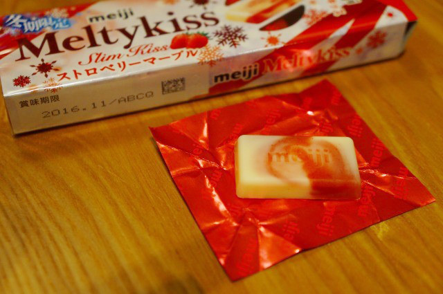 メルティーキッス スリムキッス＜ストロベリーマーブル＞　163円