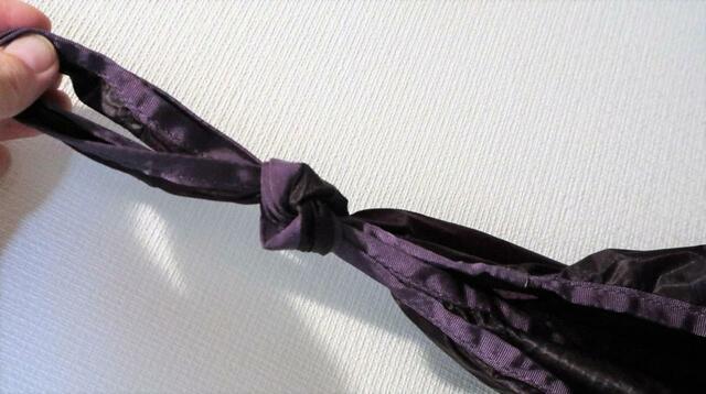 【モンベル U.L.MONOバッグ L】結んで持ち手の長さを調節できる