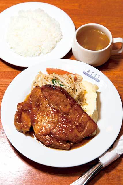 レストラン・サカキ（京橋）　瑞穂のいも豚のポークジンジャー 1200円　まず脂身を焼き、余分な脂を落としてから調理。火を入れても固くならないのが特長。