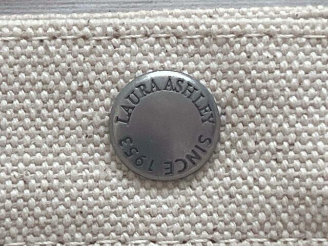 スナップボタンにも「ローラアシュレイ」のロゴの刻印入り