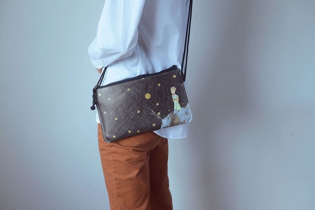 【小さいふ。クアトロガッツ】小さいかばん【5Pocket】「小惑星B612にいる王子さま ゴールド ブラック」　18,480円（税込み）