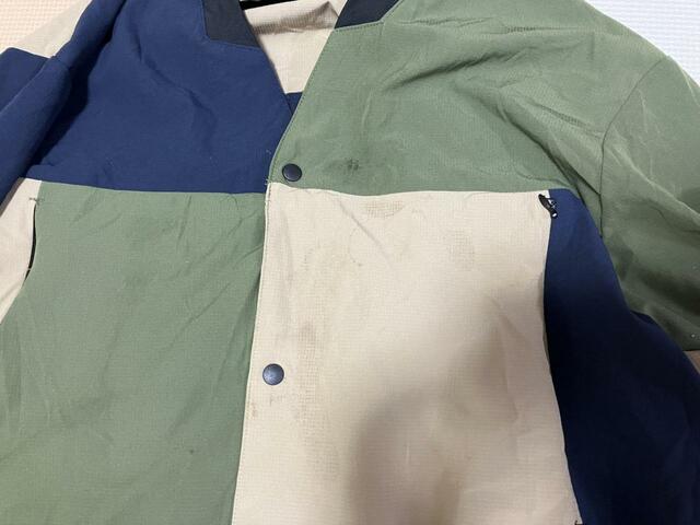 【ワークマン　耐久撥水トラベルシェルカーディガン】水で濡らすとやや染みる。それでも普通の服と比べると撥水力の高さがわかります