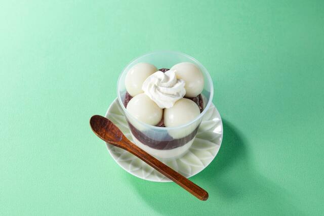 「白玉とみるくのぜんざい」＜価格：399.6円（税込）＞【セブン‐イレブンに“和スイーツ”が続々新登場！北海道十勝産小豆使用「豆大福」と「草もち」が重量アップでよりずっしり！】