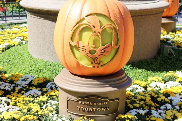 パートナーズ像の周りに飾られているかぼちゃ 