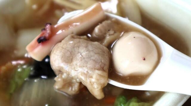 【餃子の王将  八宝菜】イカ、豚肉、うずらの卵、奥には小エビが入っていました