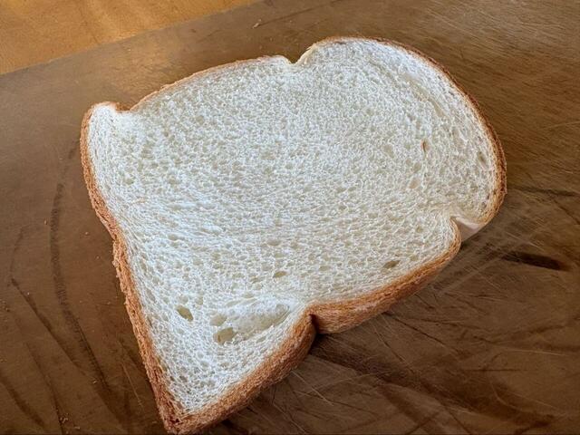 【ロピア 7/7食パン】トーストしない状態だとこの真っ白でふわっとした断面、しっとりとした生食感で食べてもおいしく、食べ方を選ばないのがうれしいところです♪