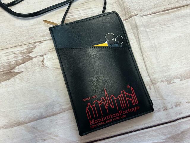 内側にスマホ、外側にコインケースを収納してみました