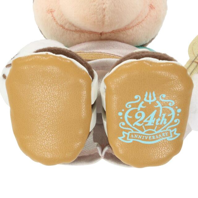 ぬいぐるみバッジ 2,600円｜東京ディズニーシー開園24周年グッズ｜販売店舗：東京ディズニーシー「エンポーリオ」｜発売日：2025年9月4日（木）