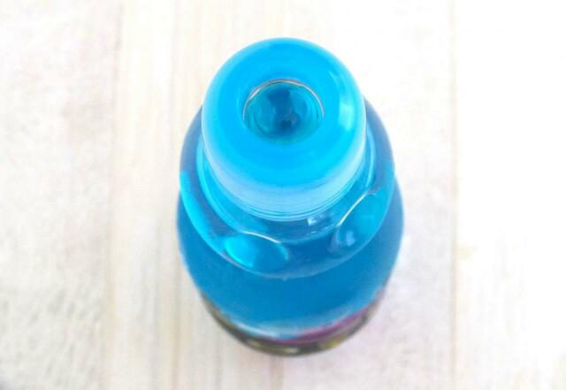 【カルディオリジナル ハロウィンくろねこラムネ ブルーベリー味　250ml】玉押し栓を容器の口に軽く押すとビー玉が落ちます