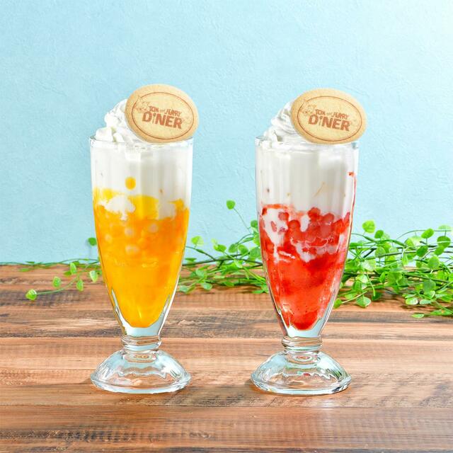 「たっぷりソースのマンゴーミックスジュース/たっぷりソースのストロベリーミックスジュース」＜各968円（税込）＞【「TOM and JERRY DINER」に“フルーツパーラー”がテーマの期間限定メニューが登場】