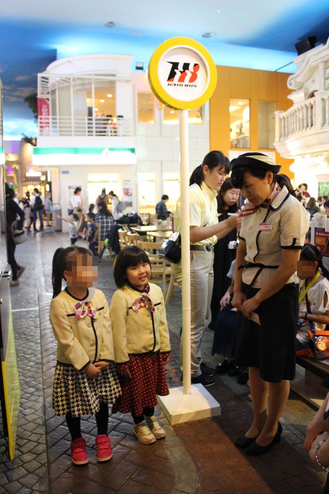 バス停で乗客が来るのを待ちます。本物の街並みみたいですね。