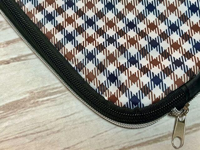 生地はツルツルした手触りのポリエステル＆ポリウレタン