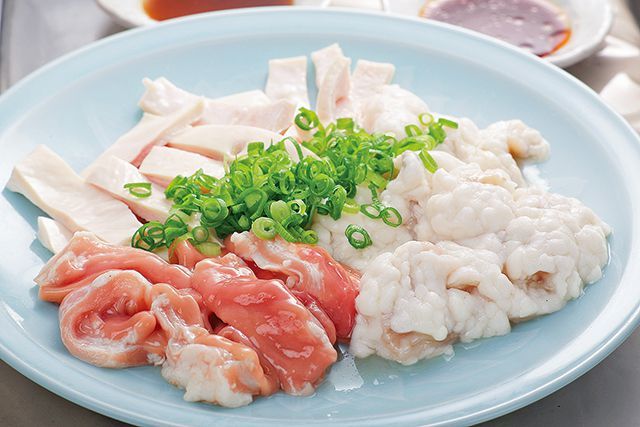 関西ホルモンの名店11／ペガサス（尼崎）　ホルモン盛り合わせ3品 500円