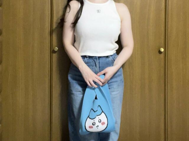 実際に持ってみました。サイズ感の参考にしてみてくださいね！