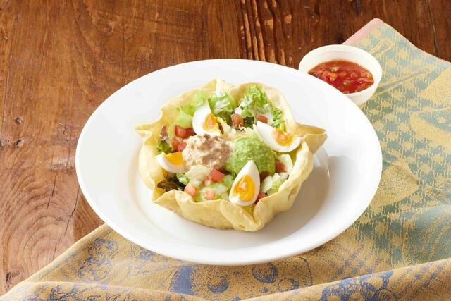 「シェアサイズ カリフォルニアタコサラダ(実際のメニュー)」<2025年3月4日〜>【ココスの人気メニューが“カプセルトイ”に!本物そっくりな「ミニチュアチャームコレクション」発売】