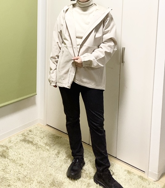 【ワークマン シアサッカーレインジャケット】白に近いベージュなので、モノトーンコーデとよく馴染みます