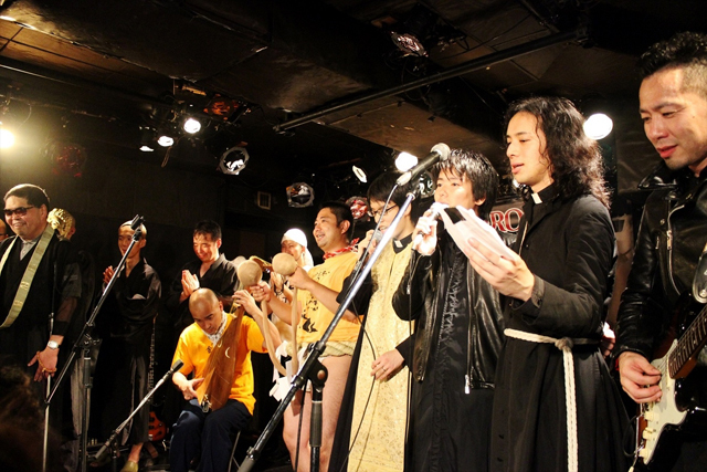 超カオスな対バン「坊主バンドvs.牧師ROCKS」の模様