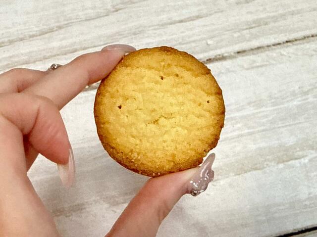 【カルディ/ラ・トリニテーヌ クッキー ロイヤルキャッツ グリーン&イエロー】厚焼きパレットは、厚みが約1.5cmほどある、食べ応えたっぷりのクッキー。コクのある味わいで、贅沢感のあるおいしさ!