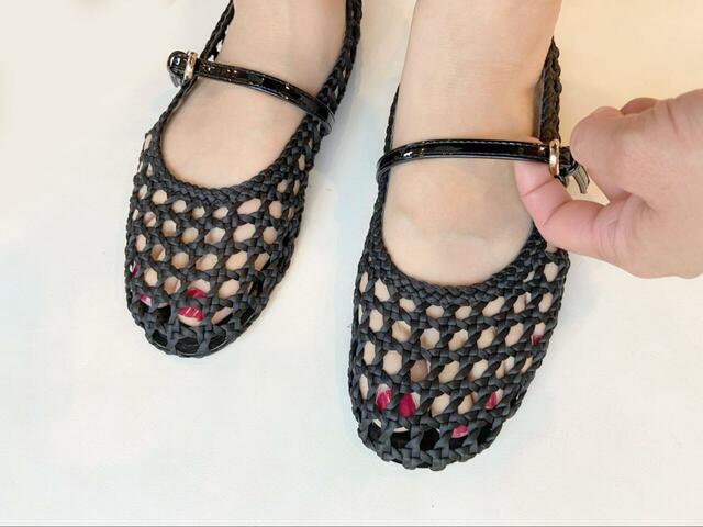 【ZARA ストラップ付き編み込みバレリーナシューズ】指一本分ほどのゆとりを持たせておくと、ストラップを外さずスムーズに脱ぎ履きできます