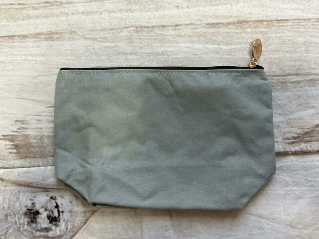 【cookpad plus2024年秋号付録/リトルミイミディアムメイクポーチ】バックは装飾のないシンプルなデザインです