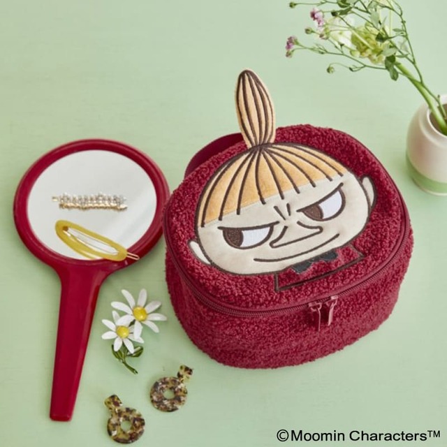 【MOOMIN マルチに使える! もこもこポーチ BOOK リトルミイver.】立体的なお団子とリボンも、つい触りたくなってしまうかわいさ♪ 