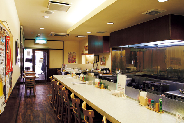 れ・ぐらんぼる（名古屋／中区）　内観　テナントビル1階の奥にある。カウンターがありひとりでもOK