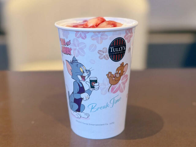 【タリーズ新作】コラボレーションドリンクの「＆TEA 桜香る ピーチメルバロイヤルミルクティー」Tallサイズのみ：705円（税込）