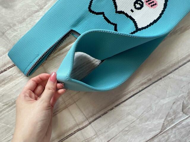 持ち手は短めなため、肘にかけて持つか手で持つかのどちらかです