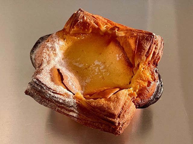 【33】なめらかなチーズケーキ。デニッシュのサクサク感。ホクホクの黒豆。３つの食感がひとつになった「チーズケーキ＆黒豆デニッシュ」